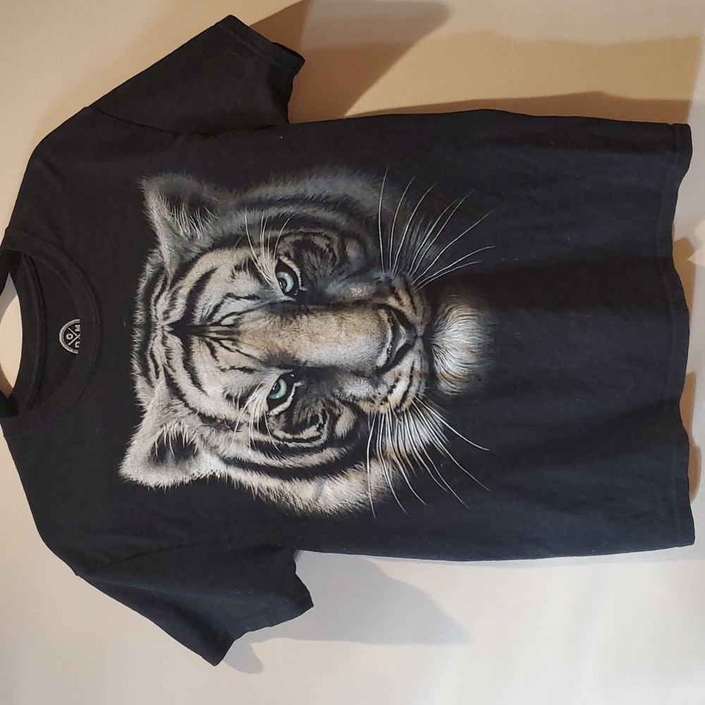 Blue Eye White Tiger Graphic Tee - M